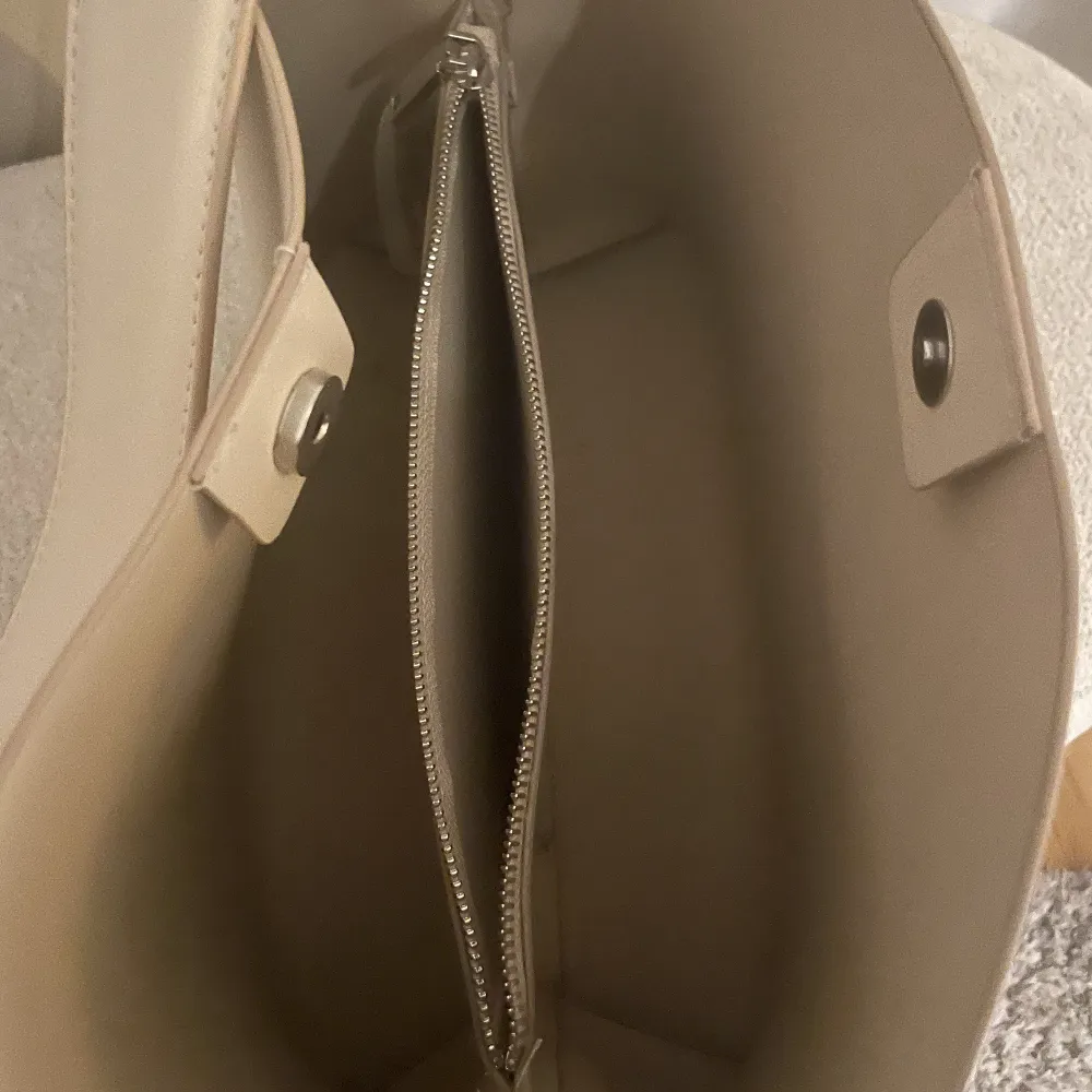 Ljus-beige väska från Mango. Max använd 3 ggr och är som ny! Får plats med mycket och har ett justerbart axelband!🌟💋 (Orginalpris: 500kr). Väskor.