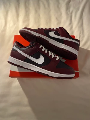 Nike Dunk Low ”Dark Beetroot” - Hej! Jag säljer ett par helt nya Nike Dunk Low ”Dark Beetroot” i storlek 45 för 1650kr ink frakt 🚚 ❤️ Fraktar samma eller dagen efter betalning! Bara att höra av dig vid frågor💘