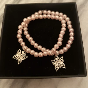 Rosa Pärlarmband med fjäril 🦋  - Ett rosa pärlarmband med en fjäril 🦋  Storlekar är 15 - 17 cm  Kan även önskas om storlek om inte den finns 🦋💕