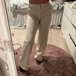 Kostymbyxor - Supersnygga beiga kostymbyxor från pull and bear, aldrig använda då jag köpte för liten storlek när jag va utomlands!💞