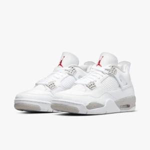 Jordan 4 White Oreo - Jordan 4’s, knappt använda. Som ni ser på bilderna är skosnören lite missfärgade men skosnören och skor kan rengöras innan om det önskas. Ca 2-3 år gamla men fortfarande bra skick, inga creases eller liknande. Köpta för 6200kr!