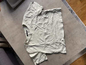 Croppad t-shirt - Sparsamt använd. Croppad och lite vidare i modellen. Dovgrön