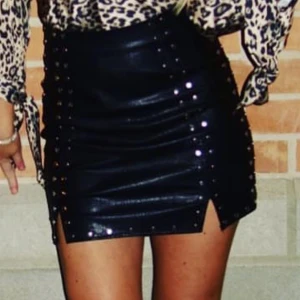 Miniskirt från Missguided, strl. 36 - Minikjol från Missguided, strl. 36 med slits. Skinnliknande material. Superfint skick!