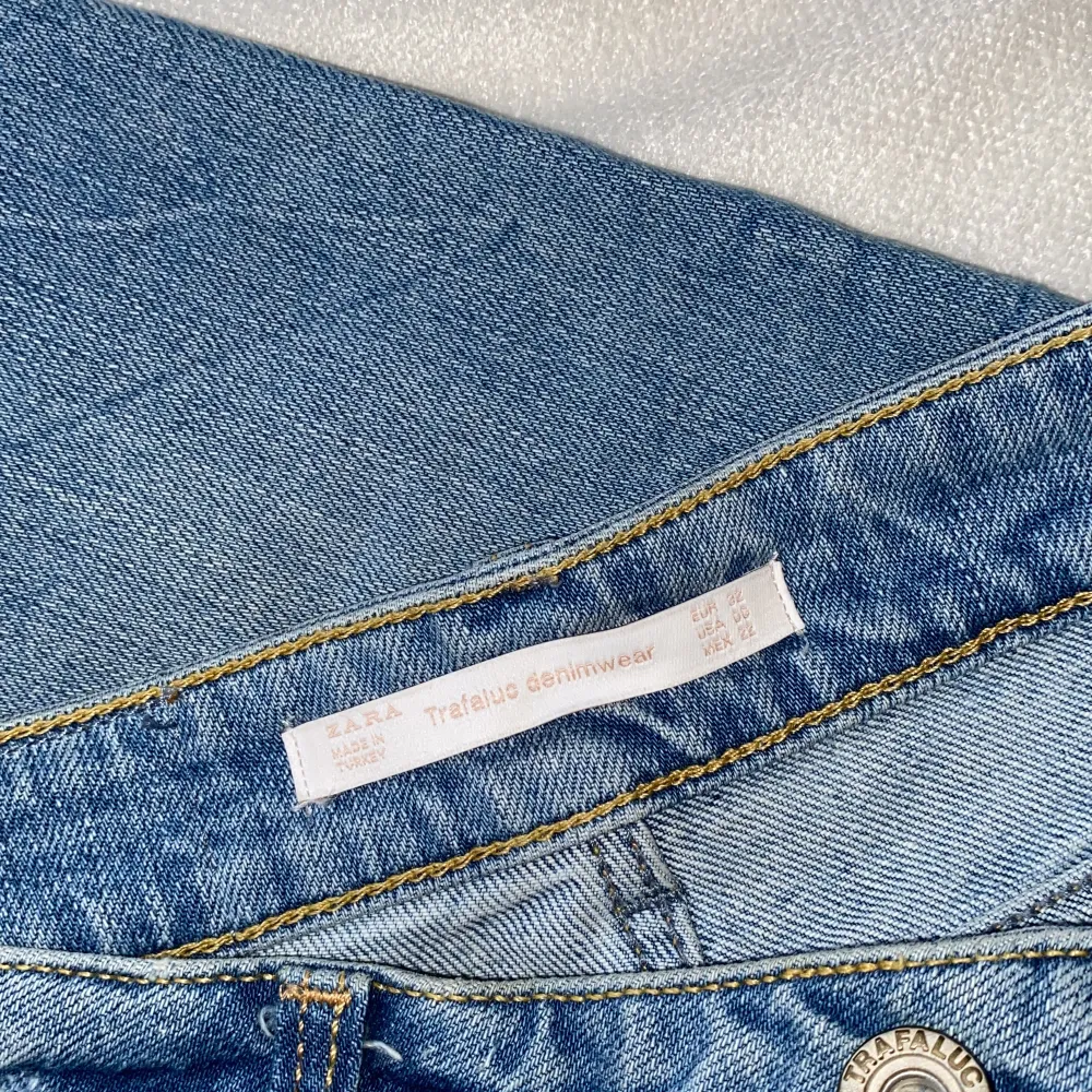 Ett par jeans med broderade blommor på i superskick från Zara Trafaluc i storlek 32. För mer frågor och bilder är det bara att höra av dig!. Jeans & Byxor.