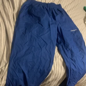 parachute byxor - Blåa parachute byxor som jag hitta på secondhand använt dem en gång det är strl xl men sitter mer som en L 