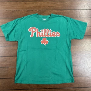 Champion Phillies tshirt - Snygg vintage T-shirt i storlek L. Bara att skriva om du undrar över något🙏 tröjan sitter som en M-L🧦