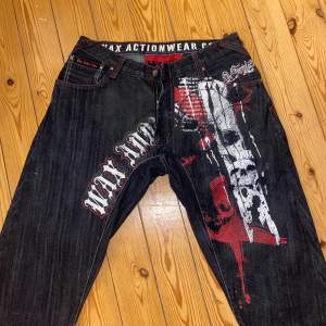 Mörkt jeans färgade WAX actionwear jeans med tryck. Dom är så fucking snygga men är då alldeles för stora för mig.😫Helt oanvända och frakt tillkommer.❤️