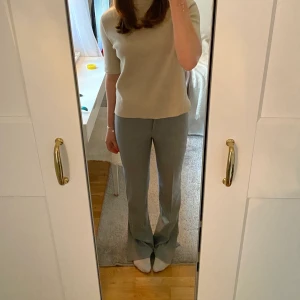 Kostymbyxor - Gråa kostymbyxor från zara (slutsålda) i storlek M, jag är 168cm! Fraktar för 66kr💕
