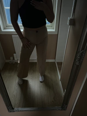Beiga kostymbyxor  - Snygga beiga kostymbyxor som sitter väldigt bra och är väldigt sköna men kommer ej till användning 😌