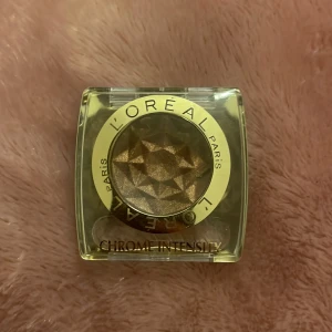 Loreal Paris ögonskugga  - Oanvänd ögonskugga från loreal Paris, i färgen cacao mania 184 (mörkbrun chrome). 