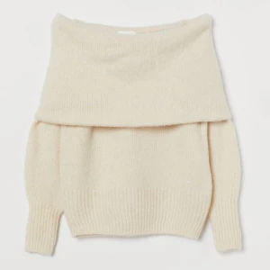 Stickad tröja  - Snygg och skön tröja stickad aldrig använd köparen står för frakt 