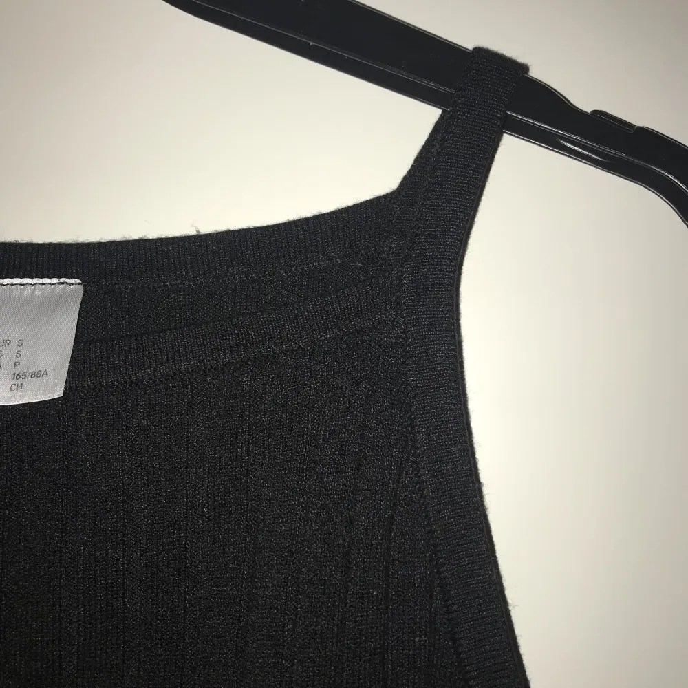 Säljer detta ribbstickade linne med smala axelband från H&M. Kommer inte ihåg vad det köptes för men säljer för 20kr, använt ett fåtal gånger. Kontakta mig om det behövs flera bilder på plagget eller vid övriga frågor.♥️. Toppar.