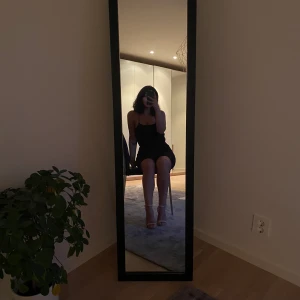 Klänning - Fin klänning med öppen rygg, använd 1 gång