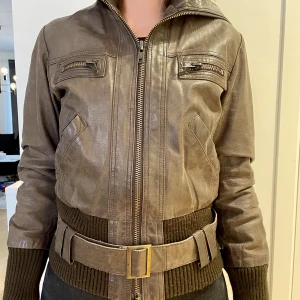 Brun skinnjacka  - En brun jättefin äkta skinnjacka! Använder den inte längre. Är i bra skick och jättefin! 