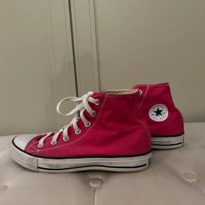 Rosa converse - Jag säljer dessa fina rosa converse i storlek 39💓 Skicket skulle jag säga är 8/10 men går att tvätta😊