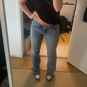 Low Rise jeans - Säljer mina favorit jeans i storlek 34! Lågmidjade och helt slutsålda från H&M😍500kr eller högst bud
