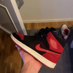 Jordan 1 Flyknit - Ett par snygga skor som är väldigt svära att hitta i den här storleken. De går för 6k på stockx jag säljer de för 2k Cond 8.5/10 mest lite smuts på sulan och jätte lite på toeboxen. Skriv för fler bilder pris kan diskuteras.