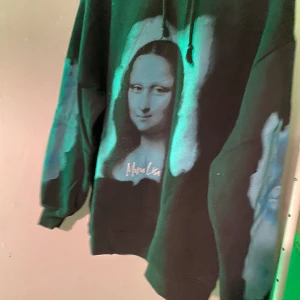 Pull&bear hoodie - Pull&bear hoodie med monalisa tryck Helt okej skick  Köpt för 499kr