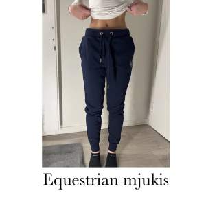 Säljer dessa fina mjukis byxor från Equestrian nästan aldrig använda så dom är i bra skick!❤️köparen står för frakten. Kan tänka mig att gå ner i pris!