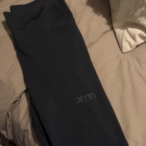 Aimn tights - Litet hål annars nyskick 