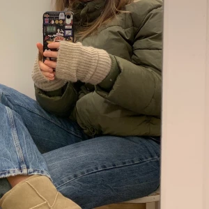 Pufferjacker - Grön oversized pufferjacket från zara! Sparsamt använd och i bra skick! 