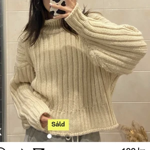 Stickad tröja  - !!Lånad bild!! Jättemysig stickad tröja köpt här på Plick, kommer ej till användning, skriv vid frågor🥰