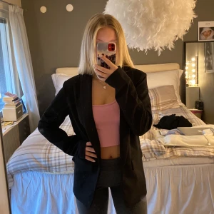 Svart blazer - Iprincip oanvänd svart blazer från nakd som är lite oversized i storleken. Köpt för 500kr, säljer för 200kr inkluderat frakt. Pris kan diskuteras🥰