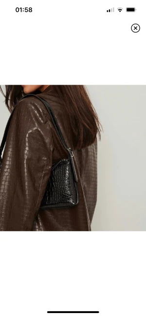 Nakd väska - Säljer denna jättefina väska från NAKD. Endast använd 3 gånger. Köpt för 399 säljer för 75 kr + 59 kr frakt❤️ Kontakta mig för fler bilder❤️