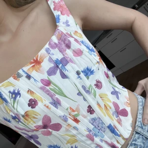 Korsett topp SHEIN  - Superfin! Använd enstaka gånger. Normal i storlek. Fint blankt material. 