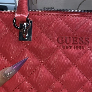 Ny guess väska - Världens snyggaste rosa guess väska, endast använd ca 2 gånger så i nyskick. Dustbag ingår. Köptes för ca 1 700kr