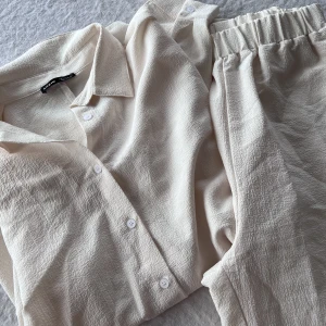 Set SHEIN  - Oversized. Passar S-L Genomskinligt med svarta underkläder. 🌸använt 1 gång. Beige. Kreppat 