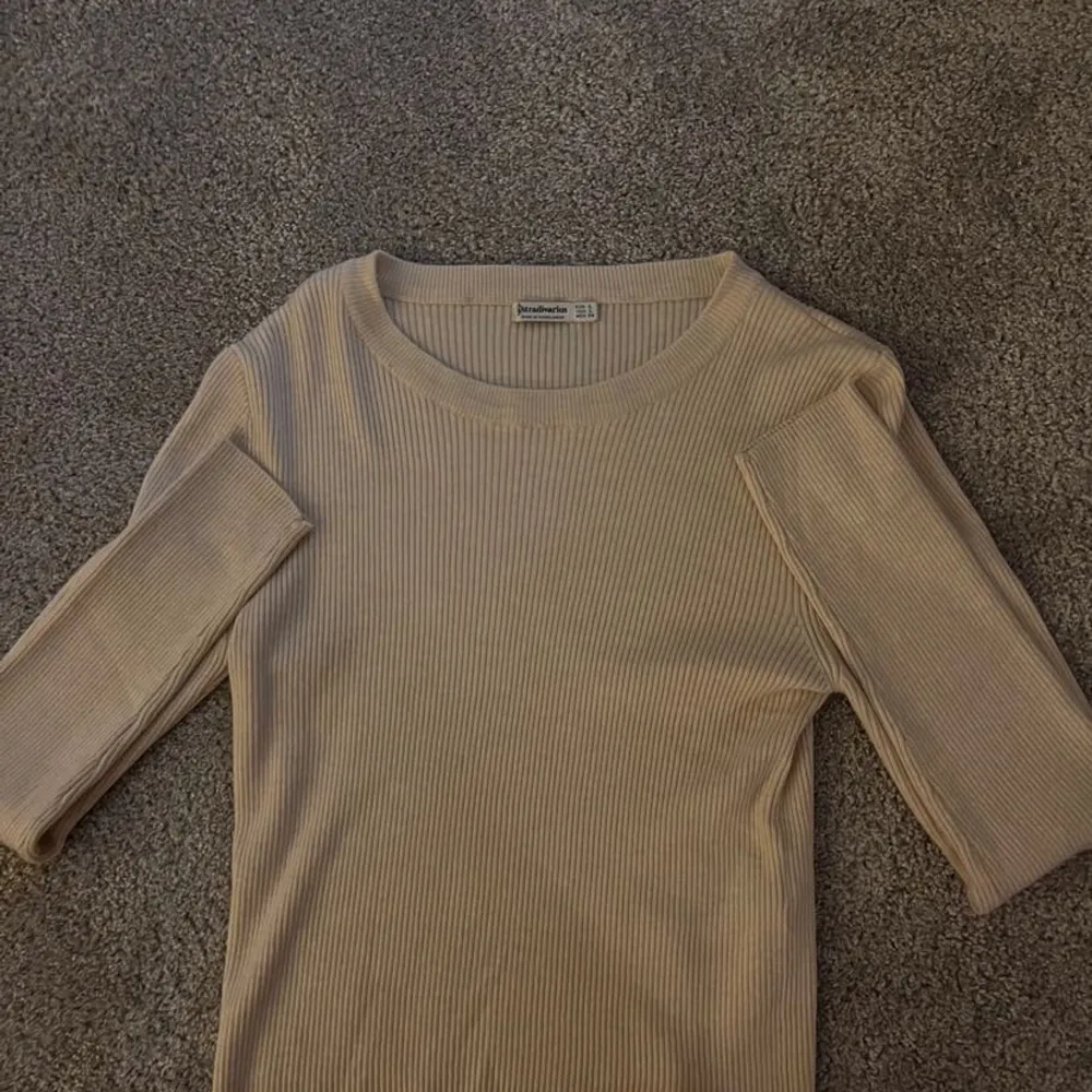 🤍Ribbad tröja från stradivarius🤍 Strlk: M/L Använd endast 1 gng, men inga märken. Färgen är beige, men lite ljusare/mer  mot vit. Pris kan diskuteras men runt 70kr + frakt! . Toppar.