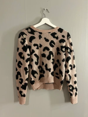 Stickad tröja  - Stickad tröja från barnavdelningen på Kappahl, storlek 170, xs/s