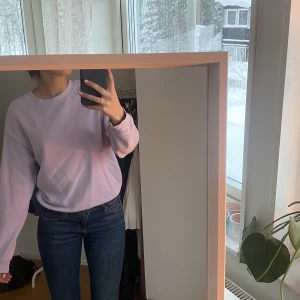 Tröja Monki - Säljer denna fina tröja från monki. Storlek XS men sitter bra på mig som i vanliga fall har S. Skriv för fler bilder 