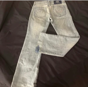 Viktoria Beckham jeans  - Säljer dessa assnygga Victoria Beckham jeansen, ser ut som nya förutom att en eller två stenar har lossnat! Lite blåare i verkligheten🫶🏽🫶🏽nypris: 1200kr