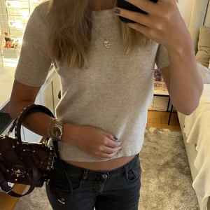 Soft goat tröja - Säljer min ljusgrå kashmir tshirt från Soft goats gamla modell!😍 Finns inte kvar att köpa och är sååå skön💕 Köpte den för runt 1500kr, säljer för 750kr pga att den är lite nopprig☺️