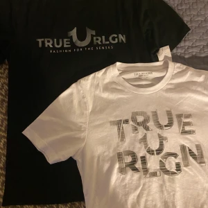 true religion - säljer 2 riktigt feta nya truey t shirts för 350/st. köpta på en vintage butik i tyskland för 82€/st (har tags kvar). Storlek medium på båda två. kontakt mig om ni har frågor!  pris kan diskuteras vid snabb affär 