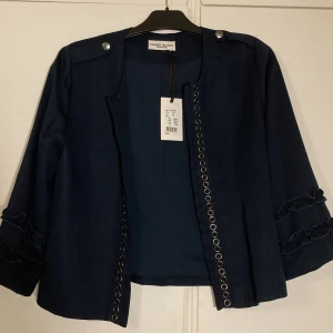 Margit Brandt - Säljer den här fina koftan, är i jätte bra skick och har inte använt den! Köpte den för 999kr  