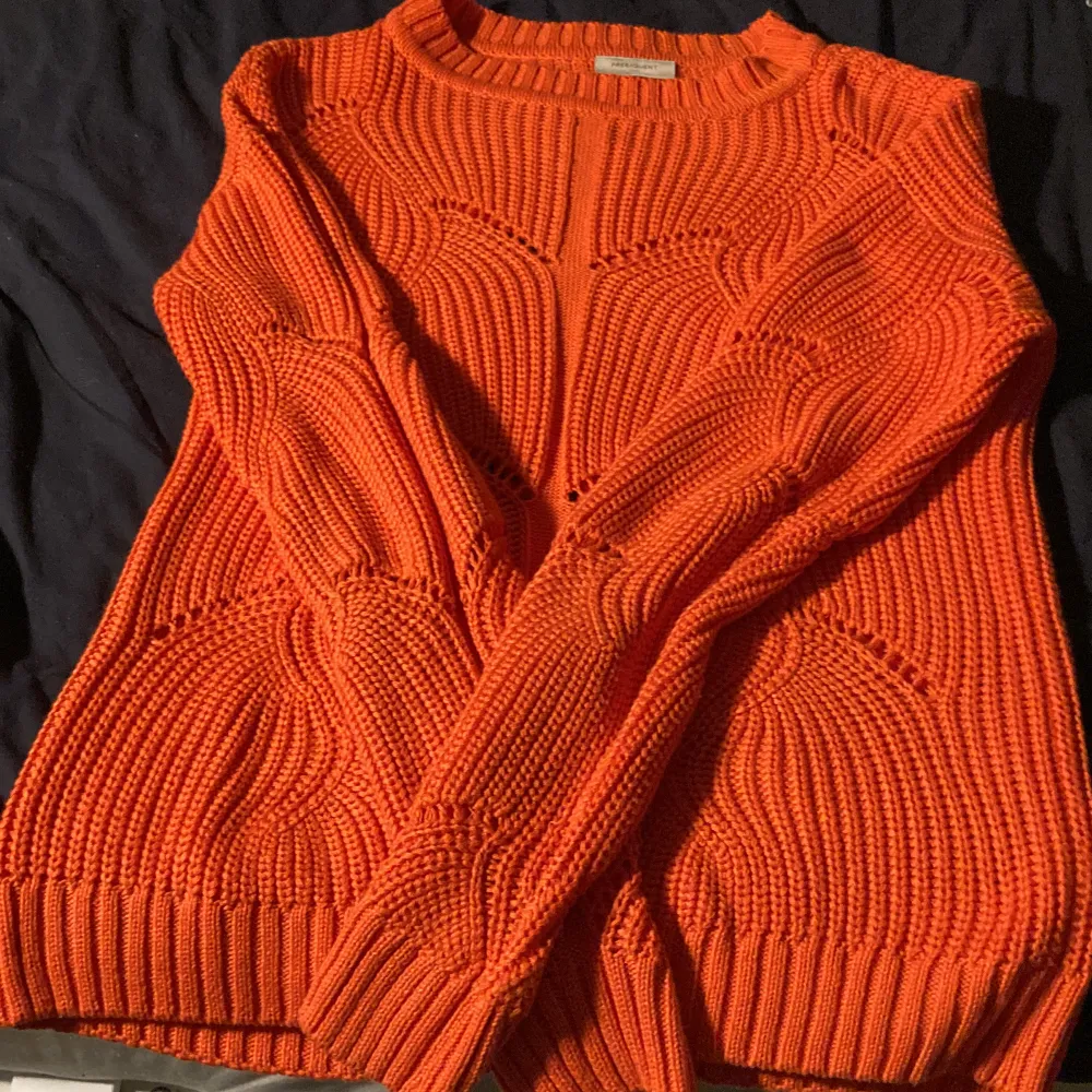 Jätte bra skick, vill bara bli av med kläder! Har så mycket, jättefint stickad tröja i orange färg . Stickat.