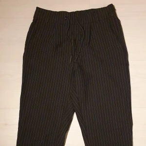 Kostymbyxor - Kostymbyxor från only☺️ Skitsnygga men alldeles för små för mig tyvärr. I nyskick då de är för små för mig och använda fåtal gånger förr🤩 I strl XS, tror också att de är ganska korta och tajta i modellen🥰