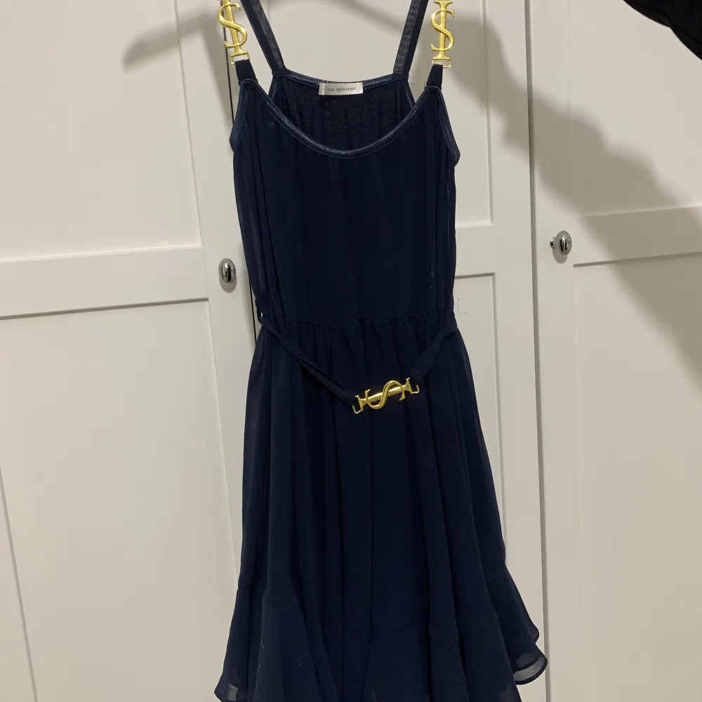 Mörkblå klänning från Ida Sjöstedt med gulddetaljer. Finns inte längre att köpa. . Klänningar.