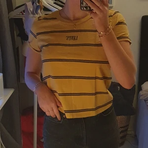 Levis T-shirt - Gul Levis t-shirt i fint skick💛 Strl M men mer som S😊