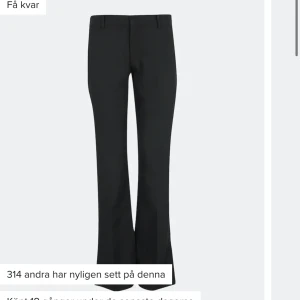 VERA lågmidjade kostymbyxor BIKBOK - Säljer mina supersnygga lågmidjade kostymbyxor från Bikbok. Modellen är Vera som nu är helt slutsålda. Aldrig använda! Säljs då d är lite för långa på mig:/ Lånade bilder men meddela för bilder på hur d ser ut på mig💞💞💞 Budet ligger nu på 330!
