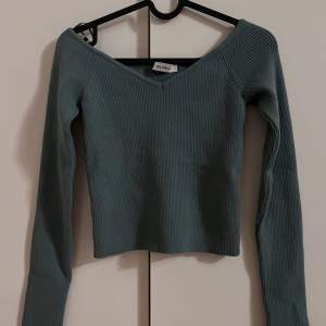 Säljer denna stickade tröja från dilvin stlk xs men passar för s ockdå. Grön-turkos skulle jag beskriva färgen (3e bilden ser det ganska tydligt) Köpte för ett tag sen men har aldrig kommit till användning eftersom den var inte riktigt min stil. 🥰