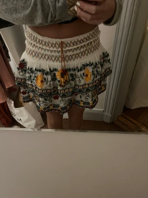 Zara kjol - Säljer min superfina kjol från zara som varit otroligt populär! Den är knappt använd👗👗🦚väldigt cool och passar till sommaren!! Den är i storlek xs men den är väldigt stretchig👍🏼🙏🏼