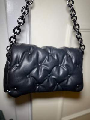 Superfin och rymlig handväska med kedja som axelrem. Inköpt på Zara, är i perfekt skick.