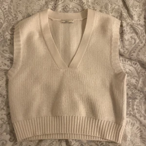 Väst - Nästan helt oanvänd stickad väst från Gina tricot.