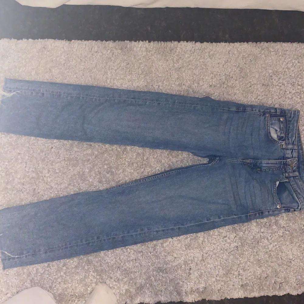 Sköna jeans från Sara inte skinny men högmidjade. Jeans & Byxor.