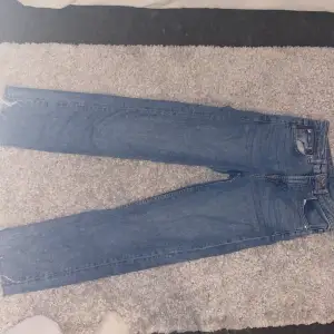 Sköna jeans från Sara inte skinny men högmidjade