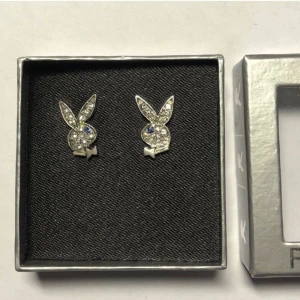 Playboy örhängen  - Säljer dessa fina Playboy örhängen, aldrig använt 